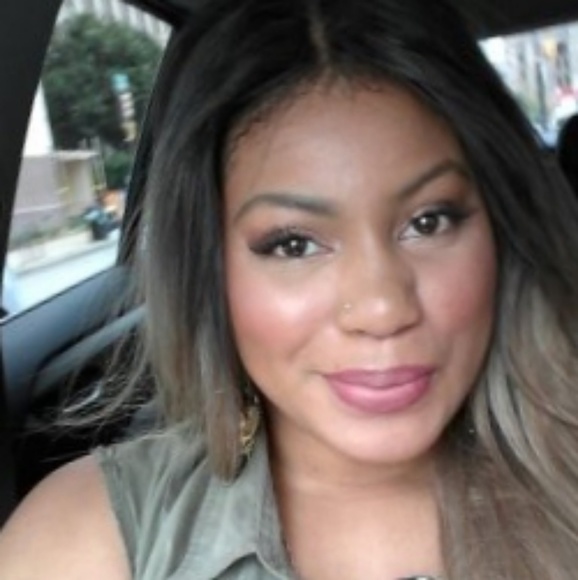 Meet your Posher, Cassandra - Picture 2 of 2